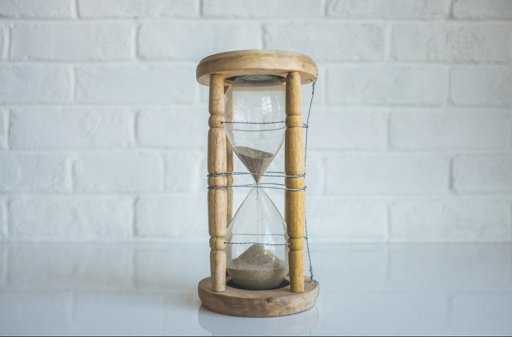Abraham Hicks 17 seconds rule -picture of an hourglass