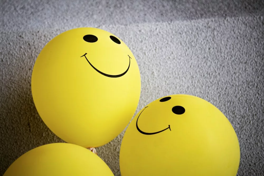 10 healthy ways to relieve stress: smiling balloons