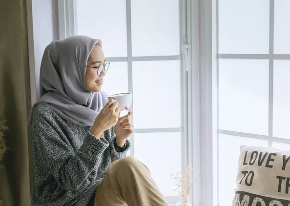 30 Days Thankfulness Challenge: a woman is enjoying her coffee