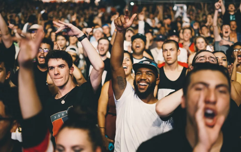 How to attract a soul mate: many people are watching a concert