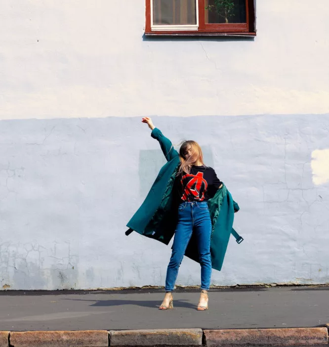 5 ways to boost your self confidence instantly: a woman is doing the power pose