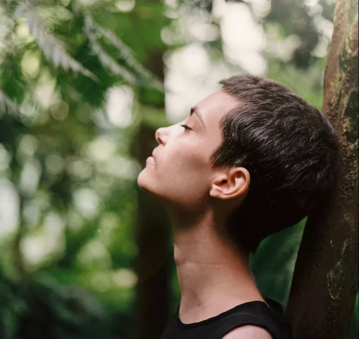 ﻿How to practice mindfulness for beginners: a woman is enjoying the nature