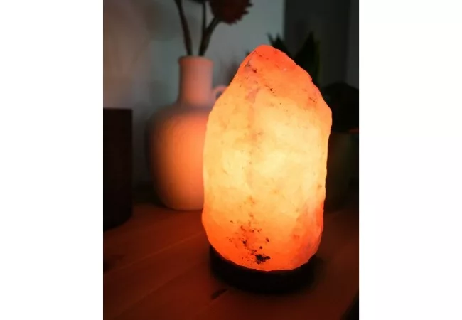 How to clear negative energy in the workplace: himalayan salt lamp