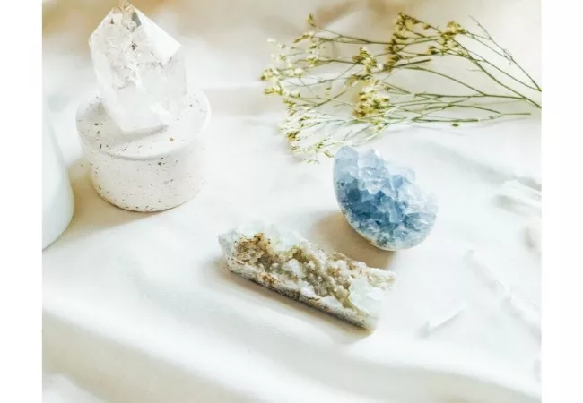 How to clear negative energy in the workplace: crystals
