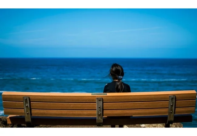 How to do the Julia method: a girl is sitting watching the sea